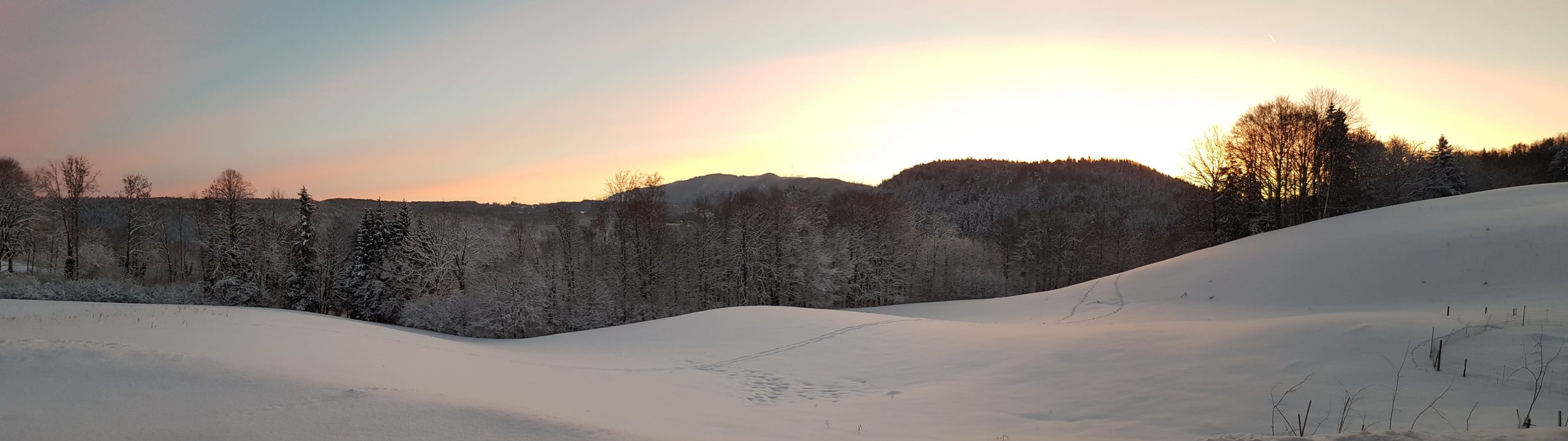 Vue panoramique du paysage naturel du Jura au coucher du soleil.
